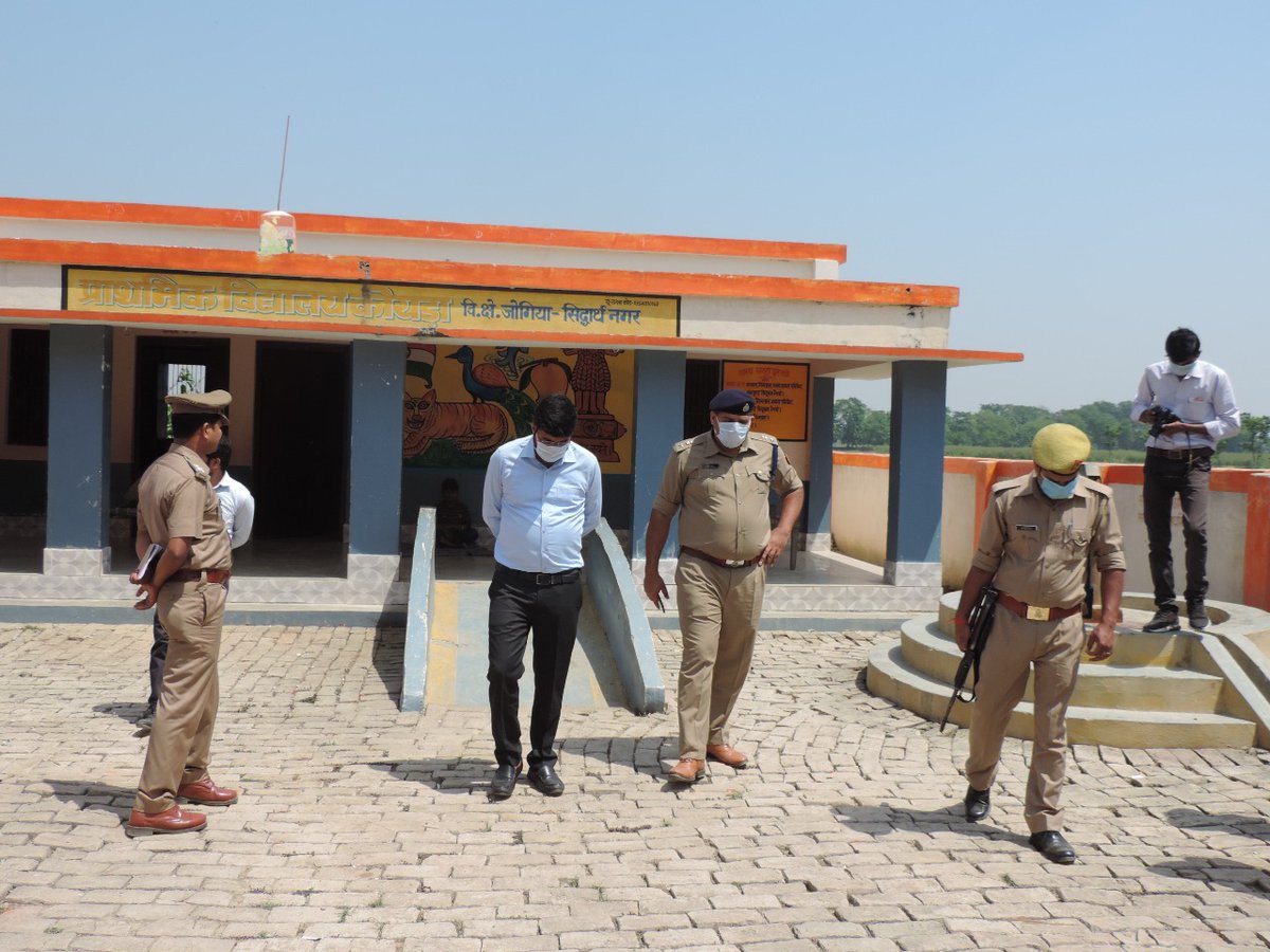 siddharthnagpol's tweet photo. @siddharthnagpol आज दिनांक:- 01.04.2020 को #sp_sdr #dm_sdr द्वारा प्रातःकाल से ही अलग-अलग स्थानों पर कोटा वितरण प्रक्रिया का जायजा लिया गया, गांव के बाहर पंचायत-भवन, विद्यालय इत्यादि में क्वारंटाइन किए गए ग्रामीणों की स्थिति का भी निरीक्षण किया गया | https://t.co/lY8Bn8cSe1