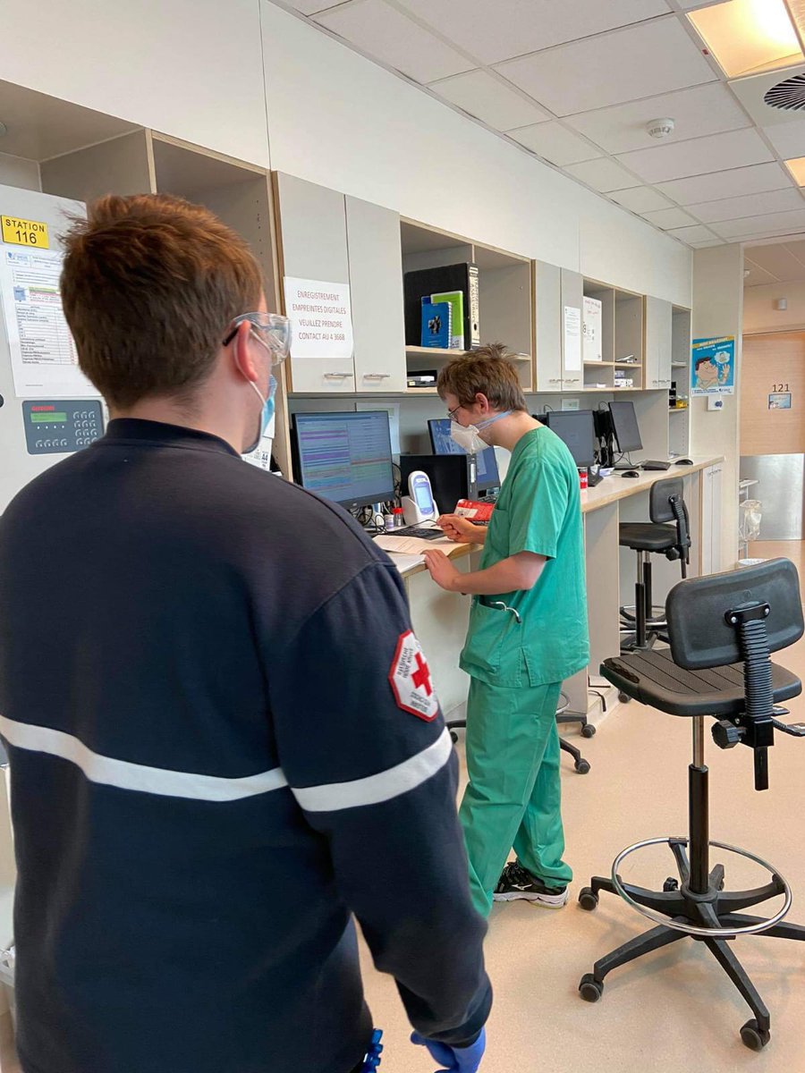 Nos secouristes sont présents pour appuyer les hôpitaux dans une trentaine de postes médicaux d'orientation. Depuis aujourd'hui, 6 d'entre eux sont également présents à l'intérieur de <a href="/ClinUnivStLuc/">Cliniques universitaires Saint-Luc</a> pour aider le personnel hospitalier. Merci à eux ! #ensemblecontrecorona