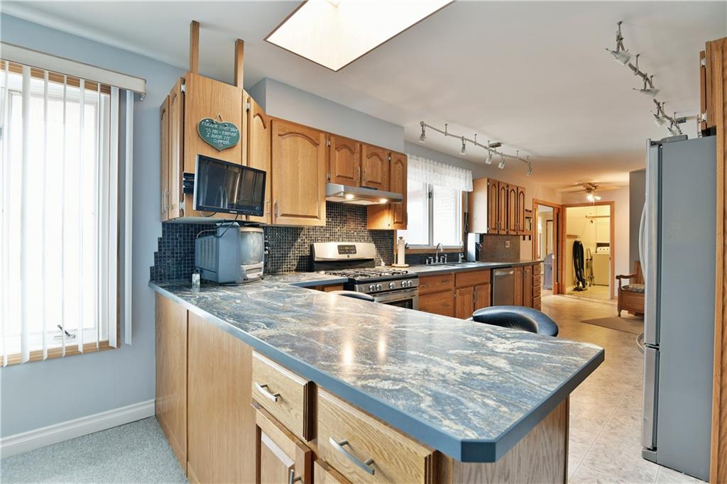 Solid_R_Realty's tweet photo. This barrier-free accessible bungalow with its very own backyard oasis is a gem! This spacious property is fully accessible, plus a one level floor plan makes everything accessible, including the main floor laundry. #SRwelcomehome

🛏️ 4 Bed
🛁 3 Bath
📍 1066 Esther St, Ottawa https://t.co/z3FSFp0DWD
