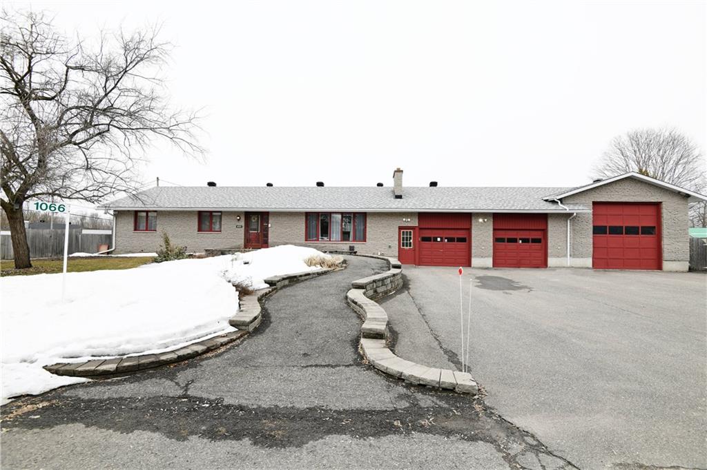 Solid_R_Realty's tweet photo. This barrier-free accessible bungalow with its very own backyard oasis is a gem! This spacious property is fully accessible, plus a one level floor plan makes everything accessible, including the main floor laundry. #SRwelcomehome

🛏️ 4 Bed
🛁 3 Bath
📍 1066 Esther St, Ottawa https://t.co/z3FSFp0DWD