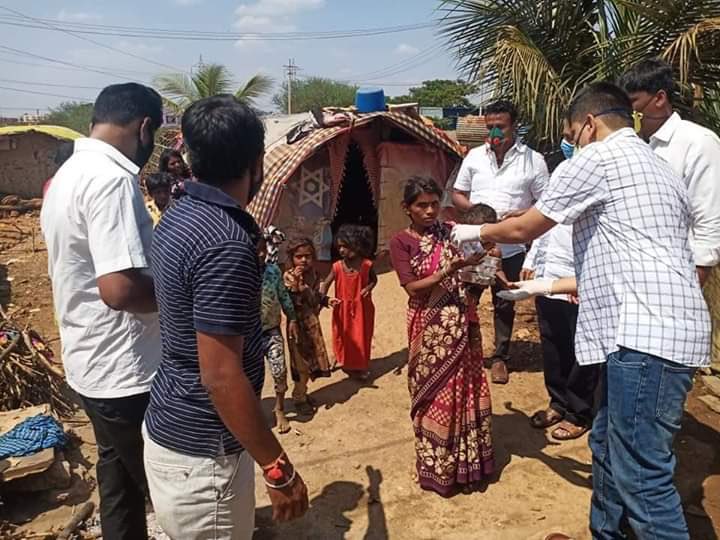 BjpShettar's tweet photo. ಇಂದು
#Covid19 ಲಾಕ್‌ಡೌನ್ ಕಾರಣ
ಹುಬ್ಬಳ್ಳಿಯ ದುರ್ಗಾಶಕ್ತಿ ಕೋಲನಿಯ ಬಡ ಕುಟುಂಬಗಳಿಗೆ ಕರೋನಾ ಸೋಂಕಿನ ಬಗ್ಗೆ ಮುನ್ನೆಚ್ಚರಿಕೆಗಳನ್ನು ತೆಗೆದುಕೊಳ್ಳುವುದು ಹೇಗೆ ಎಂದು ವಿವರಿಸಿ ಪಲಾವ ಹಾಗೂ ನೀರಿನ ಪಾಕೀಟ ವಿತರಿಸಲಾಯಿತು. https://t.co/979xQURvWD