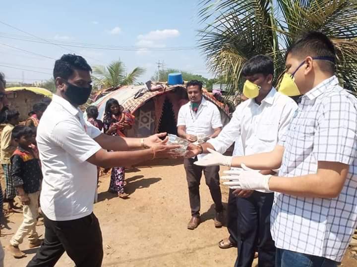 BjpShettar's tweet photo. ಇಂದು
#Covid19 ಲಾಕ್‌ಡೌನ್ ಕಾರಣ
ಹುಬ್ಬಳ್ಳಿಯ ದುರ್ಗಾಶಕ್ತಿ ಕೋಲನಿಯ ಬಡ ಕುಟುಂಬಗಳಿಗೆ ಕರೋನಾ ಸೋಂಕಿನ ಬಗ್ಗೆ ಮುನ್ನೆಚ್ಚರಿಕೆಗಳನ್ನು ತೆಗೆದುಕೊಳ್ಳುವುದು ಹೇಗೆ ಎಂದು ವಿವರಿಸಿ ಪಲಾವ ಹಾಗೂ ನೀರಿನ ಪಾಕೀಟ ವಿತರಿಸಲಾಯಿತು. https://t.co/979xQURvWD