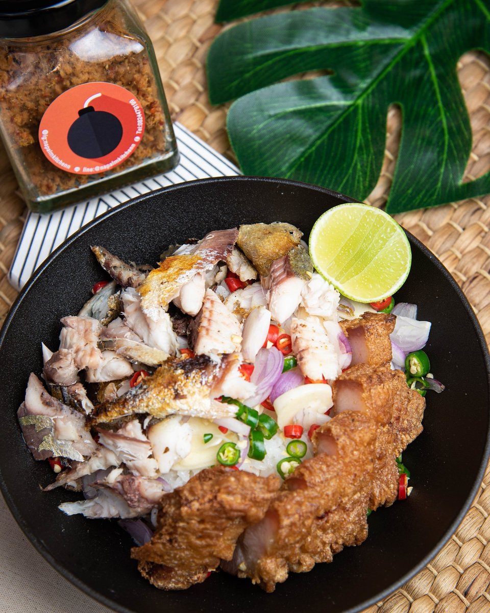napalmkitchenn's tweet photo. ข้าวหยำปลาทู+หมูทอดนาปาล์ม
เมนูที่รับประกันความฟินนน  อร่อยจนลืมข้าวแมวไปเลย อีกทั้งเมนูนี้ไม่เหมือนใครหาทานที่ไหนไม่ได้แน่นอน 😍 สั่งกันเลยยย ไปหยำกันนน 
กดสั่งเลย👉https://t.co/7mRK89Swsd
#napalmkitchenn #ไข่ดองนาปาล์มม #ไข่ดอง #ข้าวหยำ #อร่อยไปแดก https://t.co/JqZbo9FAKr