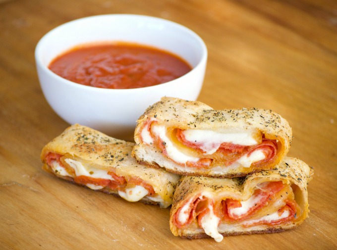 This Pepperoni Bread is an easy family favorite dinner and a great twist on pizza night., and is even more delicious dipped in marinara pasta sauce or Good Seasons Italian dressing! 365daysofbakingandmore.com/pepperoni-brea… #easyrecipes #dinner #pizza #StaySafe