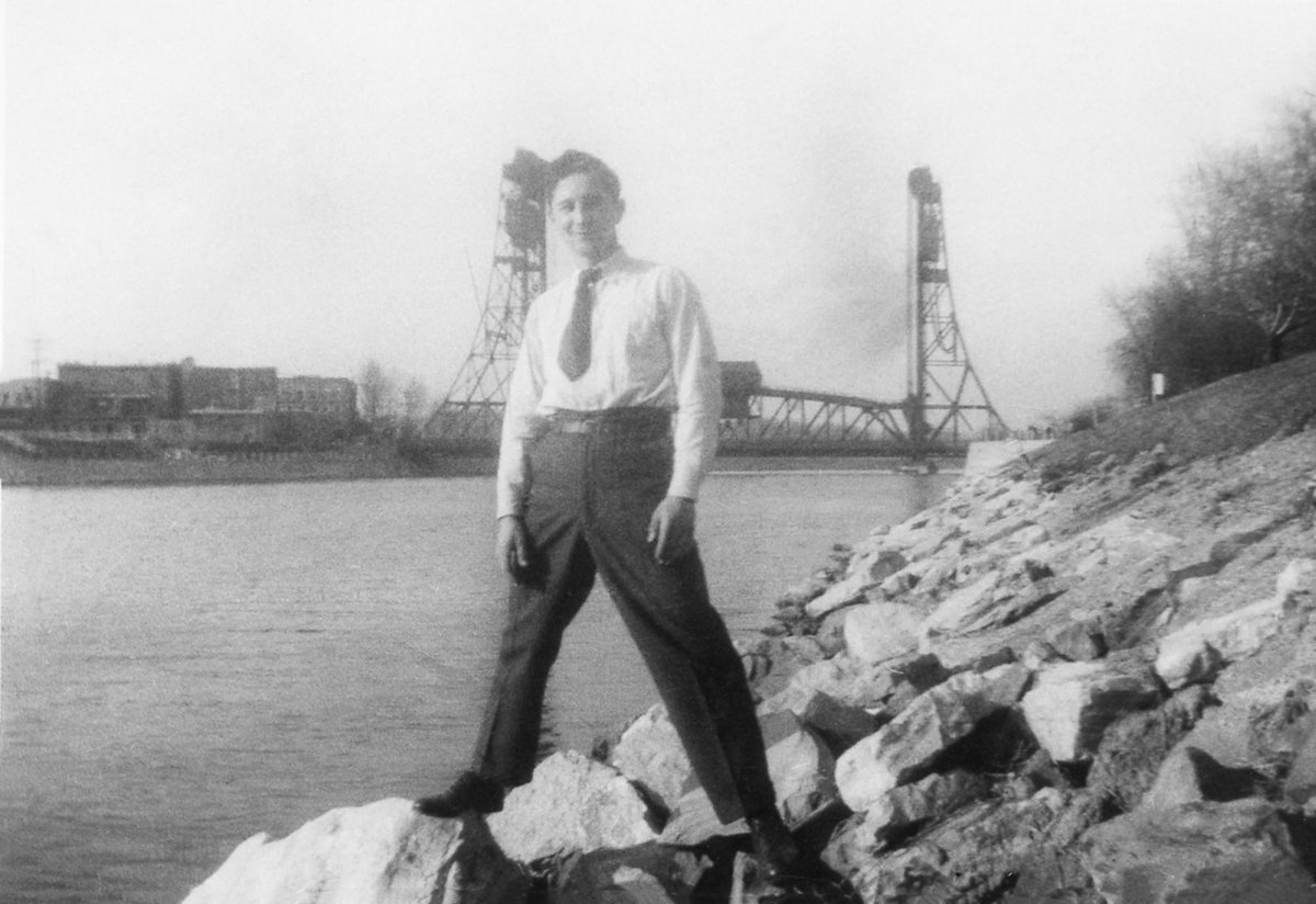 DrLouisAlbanese's tweet photo. Welland-Then and Now
My uncle Domenic 'Mim" Albanese in front of the Main St. bridge-1940s.The bridge is still its original colour-black.I tried to get a similar perspective in the recent photo,and a comp. of the two.
@myWelland @myNiagaraOnline #Bridge13 #It'sAllWellandGood https://t.co/TOGyQLtGmG
