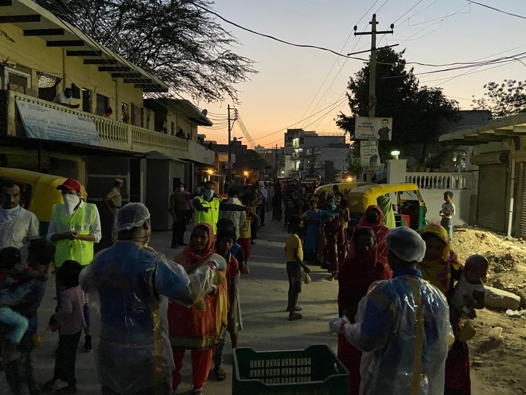 At two locations in Nathupur, Gurgaon. earlier this evening. A total of 1500 plus meals today.
Janta Rasoi is grateful to all those who have helped and continue to do so. Let's keep this bhaagidari going. Mail us at rasoijanta@gmail.com to join in.
#IndiaFightsCorona #Gurugram