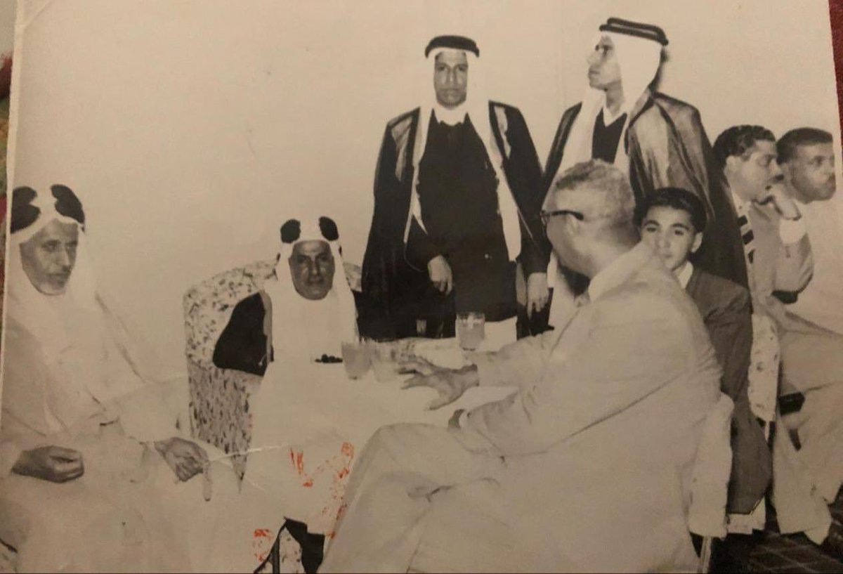 صورة نادرة:
الوالد الشيخ فهد بن محمد الراشد وعن يساره جلوساً الوجيه عبدالله المنصور أباالخيل (من أهل #عنيزة) والد معالي وزير العمل الأسبق عبدالرحمن أباالخيل متعه الله بالصحة والعافية.