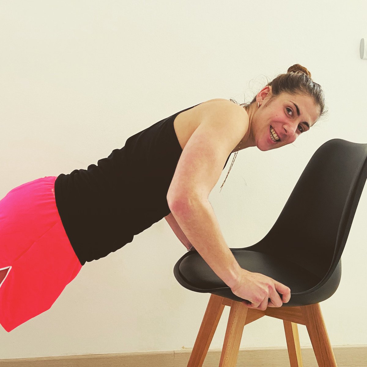 GoCoaching_'s tweet image. Abdos, Dips, Pompes, Barre 💪🏽
Et non pas ... Apéro, Chips, Punch, Bar 🤦🏽‍♀️

Prend ta chaise, ton tapis, tes bouteilles d’eau et rejoins moi à 18h40 sur Instagram (@gocoaching_) ou Facebook (GO Coaching - Grange Oceane Coaching)! 🤝😄

#abdos #dips #push #pushup  #squat #coach