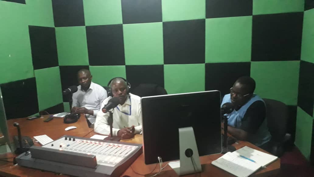 NgororeroDistr's tweet photo. Radio #HUGUKA yahitishije ikiganiro cya @NgororeroDistr ku kwirinda no gukumira #Covid_19.@RwandaLocalGov @RwandaWest @RwandaHealth https://t.co/n70MEkerqy