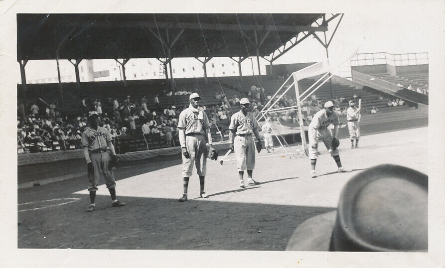 RelicSports's tweet image. A recent pick up which will soon be for sale is this vintage circa 1940s snapshot of the Kansas City Monarchs.  Satchel Paige is highlighted in the center with a towel wrapped around his neck.  Any thoughts on who are the teammates?  #kansascitymonarchs #satchelpaige #relicsport