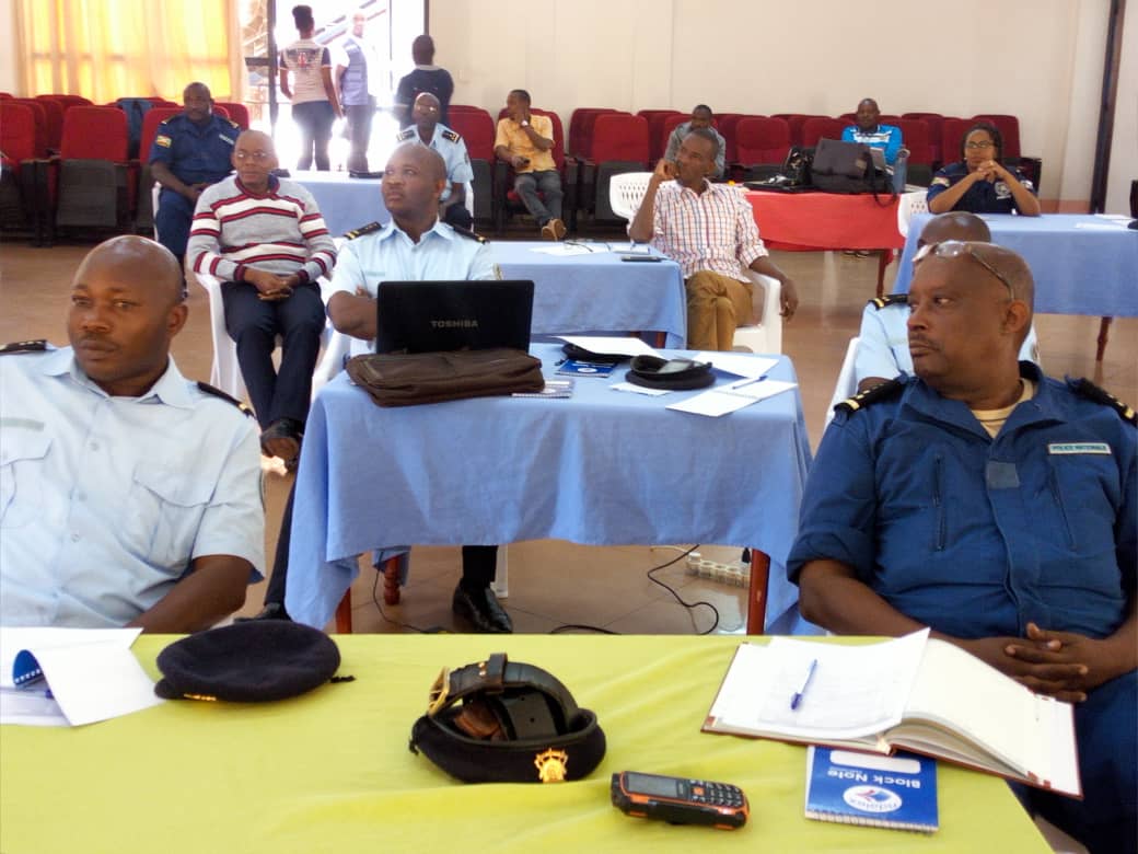 Briefing des cadres du  @BurundiSecurity sur la  #COVIDー19 à  @Gitega, avec la participation de  @WhoBurundi: "Les  #Burundi-ais sont invités à rester sereins et à respecter strictement les mesures de prévention" A noter sur ces images le respect du  #Social_Distancing