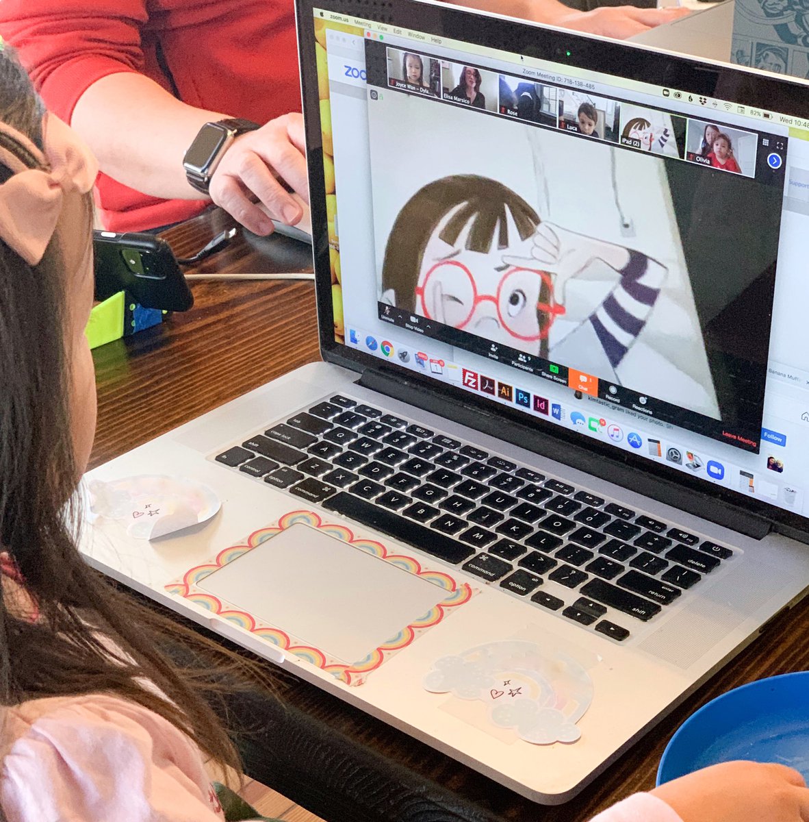 joycewanbooks's tweet photo. When your daughter’s preschool Zoom class reads a book by a dear friend! Yay! ❤️ @kellylight #louiselovesart #kidlitart https://t.co/UZQKbEf7T7
