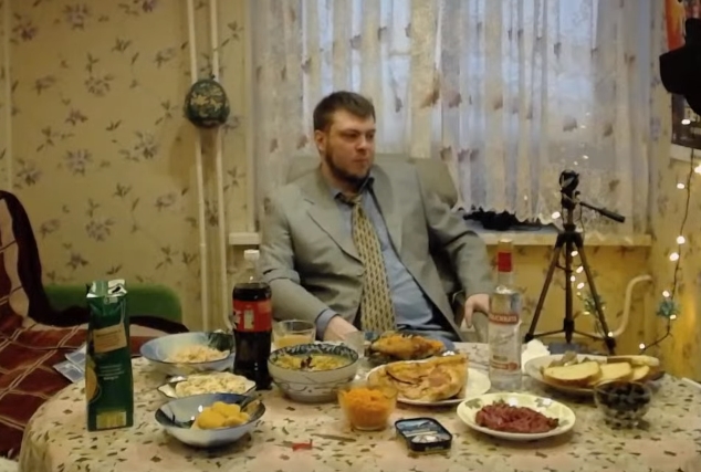 RussianStandup's tweet photo. Возможно, это первоапрельский розыгрыш, но сегодня Озон вроде как отменил свою отмену нового года. Лудожоп не задонатил, но проклятье снято, и после вчерашнего 122 декабря 2019 мы наконец-то можем отметить 1 января 2020. Ура, товарищи! С новым годом вас, с новым счастьем! https://t.co/lcXS5sZXgy