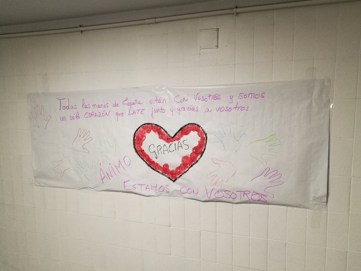 Y entras por túnel del garaje al #hospitalramonycajal antes de las 8, con frío y algo de sueño, sabiendo que te espera un día 'extraño' viendo pacientes #COVIDー19 y te encuentras esto.... De verdad que hay un montón de gente estupenda hay fuera! Gracias a quien fuera!!