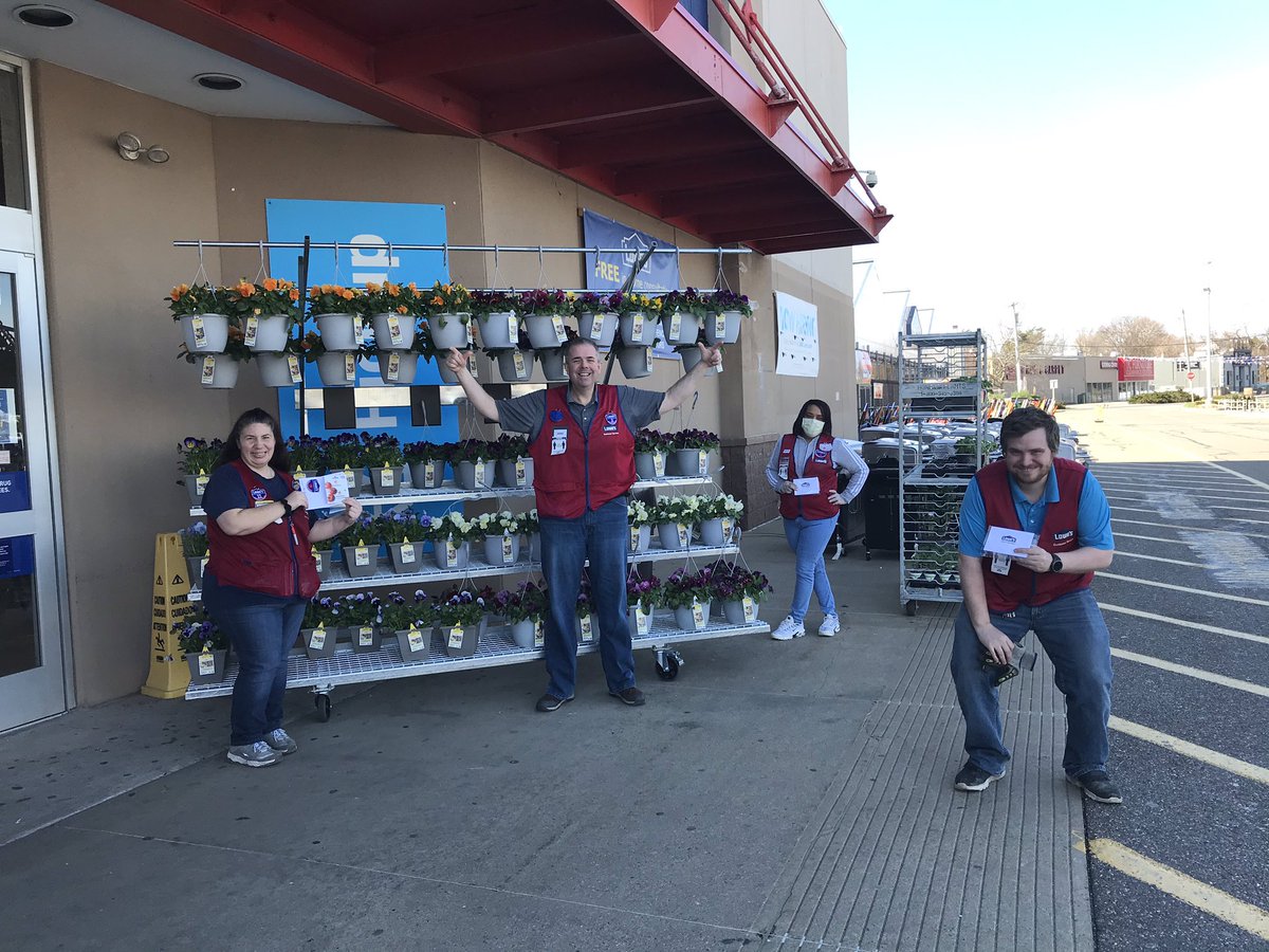 forrest1917's tweet photo. FARMINGDALE Lowes starting the day with service awards and gif cards for out hardworking , caring associates!!!!! #staysafe #sixfootrule #thankyou!!!@Legler1363 @l_abbatecola @timdaleynymetro @TweetUsR30 @jmarigiuli https://t.co/KzE1UQXgZb