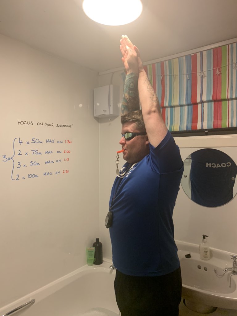 dingwall_asc's tweet photo. This isolation is slowing driving me crazy... π€ͺ No poolside so bathside will have to do π
Decided to get involved in the #DASCatHome challenge π€£
#TrueBlue #PinkArmy ππ https://t.co/Y9skOdQ3nz