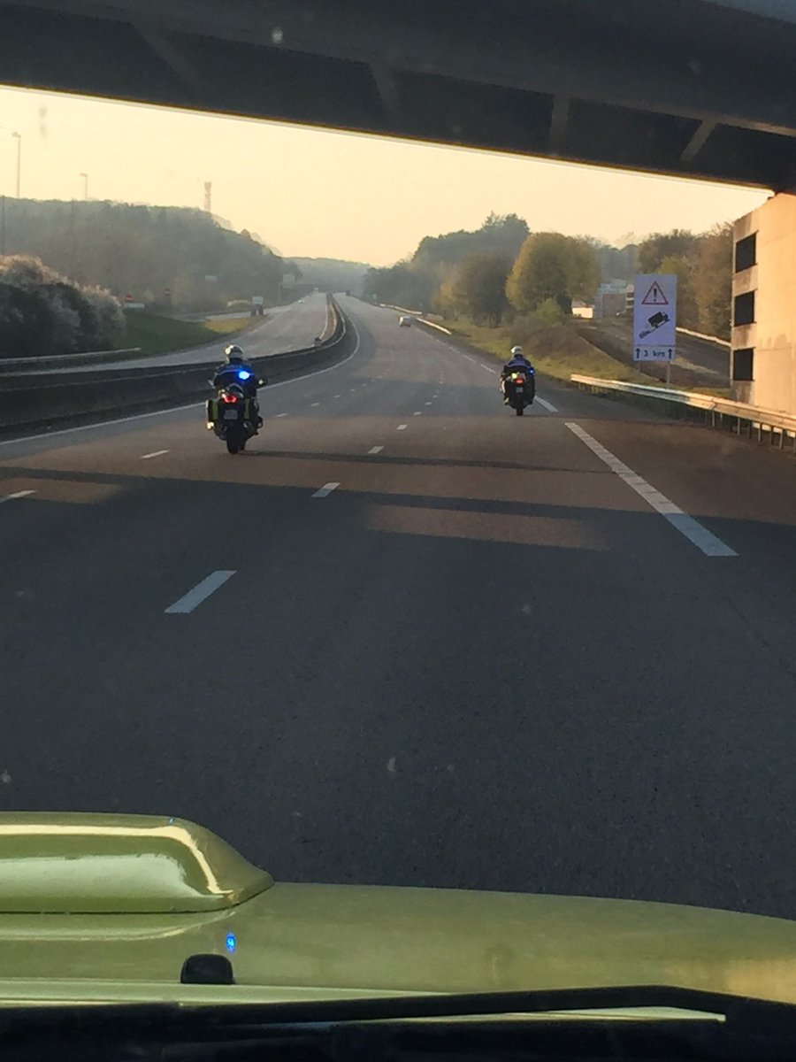 AnneCarli4's tweet photo. COVID : Bravo au SAMU @GhtNovo pour cette opération de transfert de patients 9️⃣5️⃣ organisée en un temps record vers la Normandie. Merci aux équipes qui les accueillent. Merci aux forces de l'ordre qui ont encadré le convoi. #reconnaissance #fierte @ARS_IDF https://t.co/LgEpQMqJIK