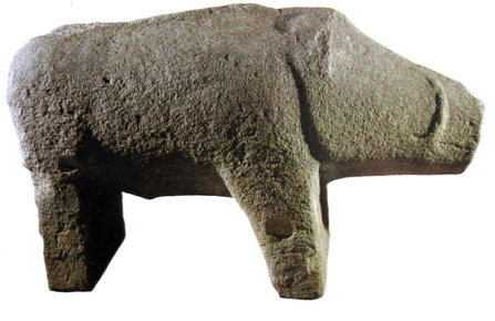 4/ Another interesting feature of the Western Iberian funerary world are the berrões (Latin verres, "boar"), granite sculptures built from 5th century BCE to 2nd century CE by the Gallaecians, Lusitanians and Vettonians. They represent pigs/boars, wolves, bears, bulls and goats.