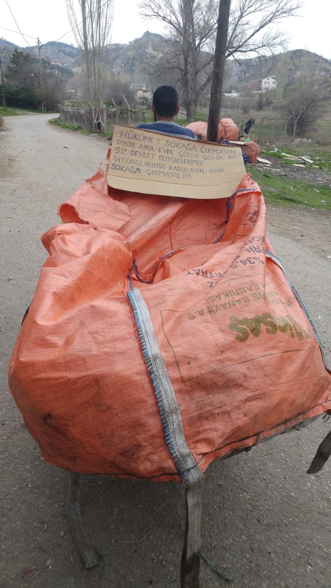 ismailsaymaz's tweet image. Ankaralı atık kağıt işçisi Ç., bu akşam Dikmen’de sokağa çıkarken, daha doğrusu çıkmak zorundayken...