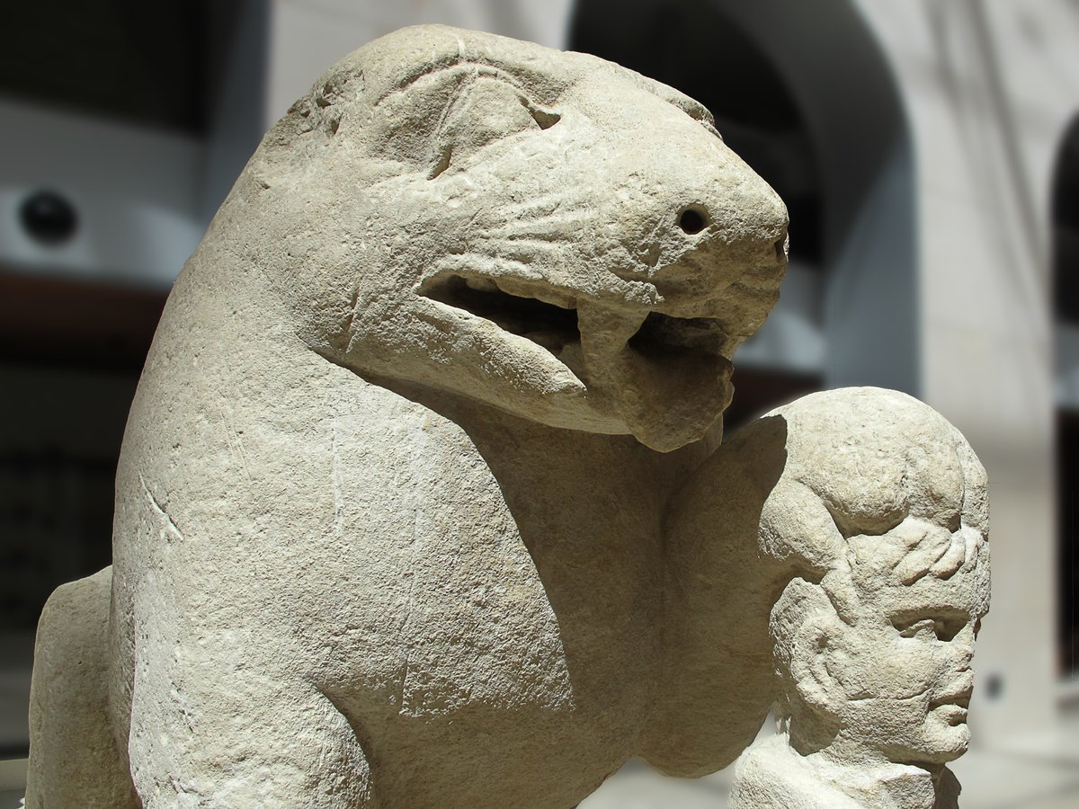 8/ Similarly, in Southern Iberia, we have the Bear of Porcuna, having its paw over a human head. Found in a funerary context, it was crafted by the people of the Turdetani tribe in 1st century BCE. Are you starting to see the patterns and their meaning?