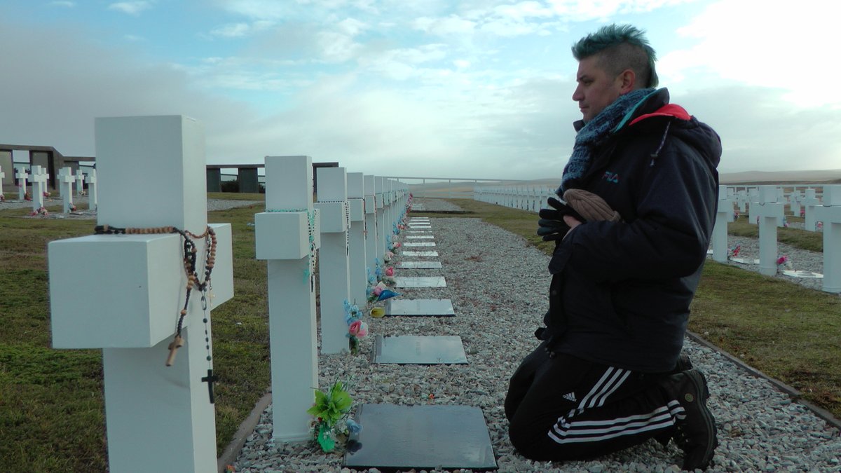 AgenciaTelam's tweet photo. A 38 años del inicio de la guerra de Malvinas, el grupo de rock La Perra que Los Parió (@lpqlp_oficial) vuelve a poner en circulación el videoclip de "Trae el viento la voz", único registro audiovisual filmado en las islas. https://t.co/Ff53P05306