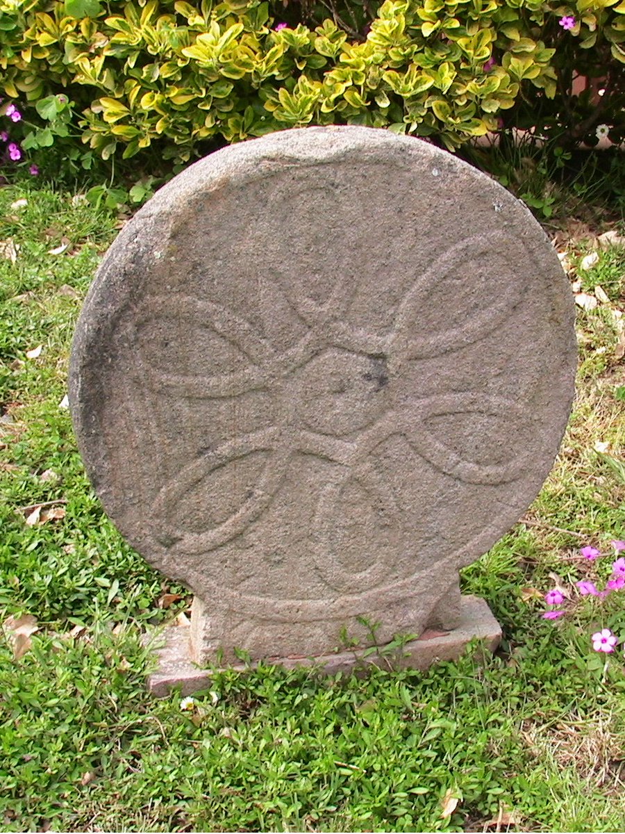 10/ The similarity of the Hilarri to the earlier Western Iberian tombstones is obvious. But what does this all mean? The swastikas, the spirals, are all symbols of cycles: the cycle of life, death and rebirth. The yew? A nearly everlasting tree. A symbol of life, and death too...