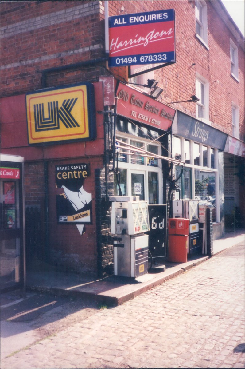 Day 101 of  #petrolstationsUKOld Town Garage, Beaconsfield, Bucks 1999  https://www.flickr.com/photos/danlockton/16084695587/An old high street garage; it had just stopped selling petrol at time of the photo. UK had about 860 outlets in 1999, mostly small. Now  @AJDunlopCarServ—run by the town's mayor!