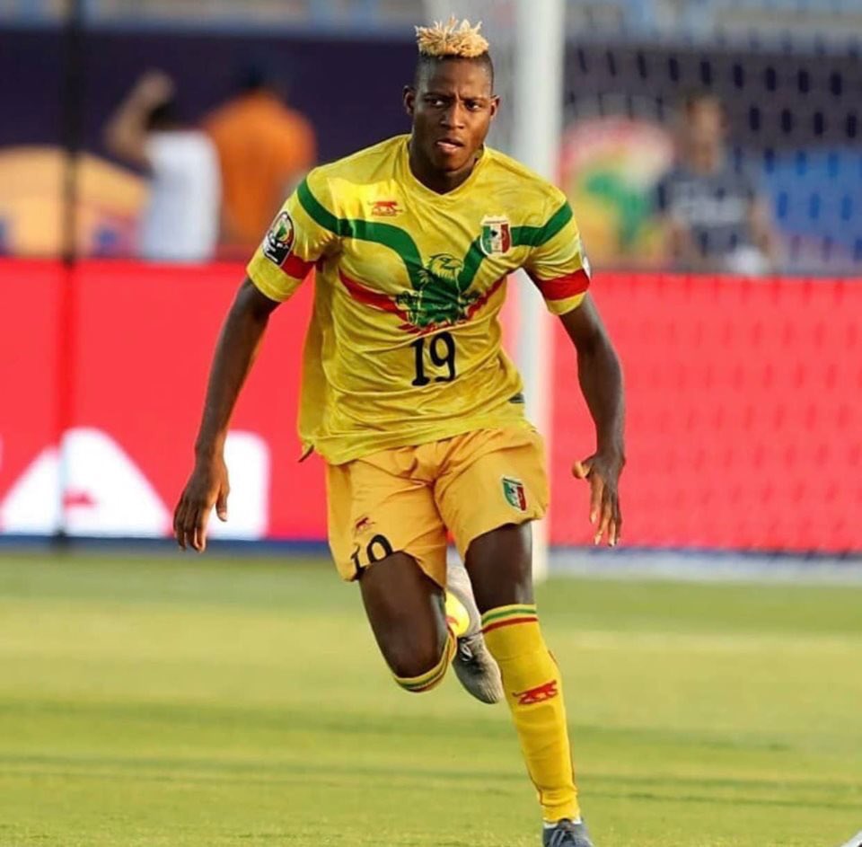 JigiAfrica's tweet photo. L’attaquant international malien @MoussaDjenepo2, sociétaire de Southampton FC, a remis par l’intermédiaire de la @femafoot une contribution de 3 millions de F CFA au ministre de la Santé du #Mali afin de participer à la lutte contre le #coronavirus. #TousMobilisés #StopCovid19 https://t.co/TBGkvAtnPy