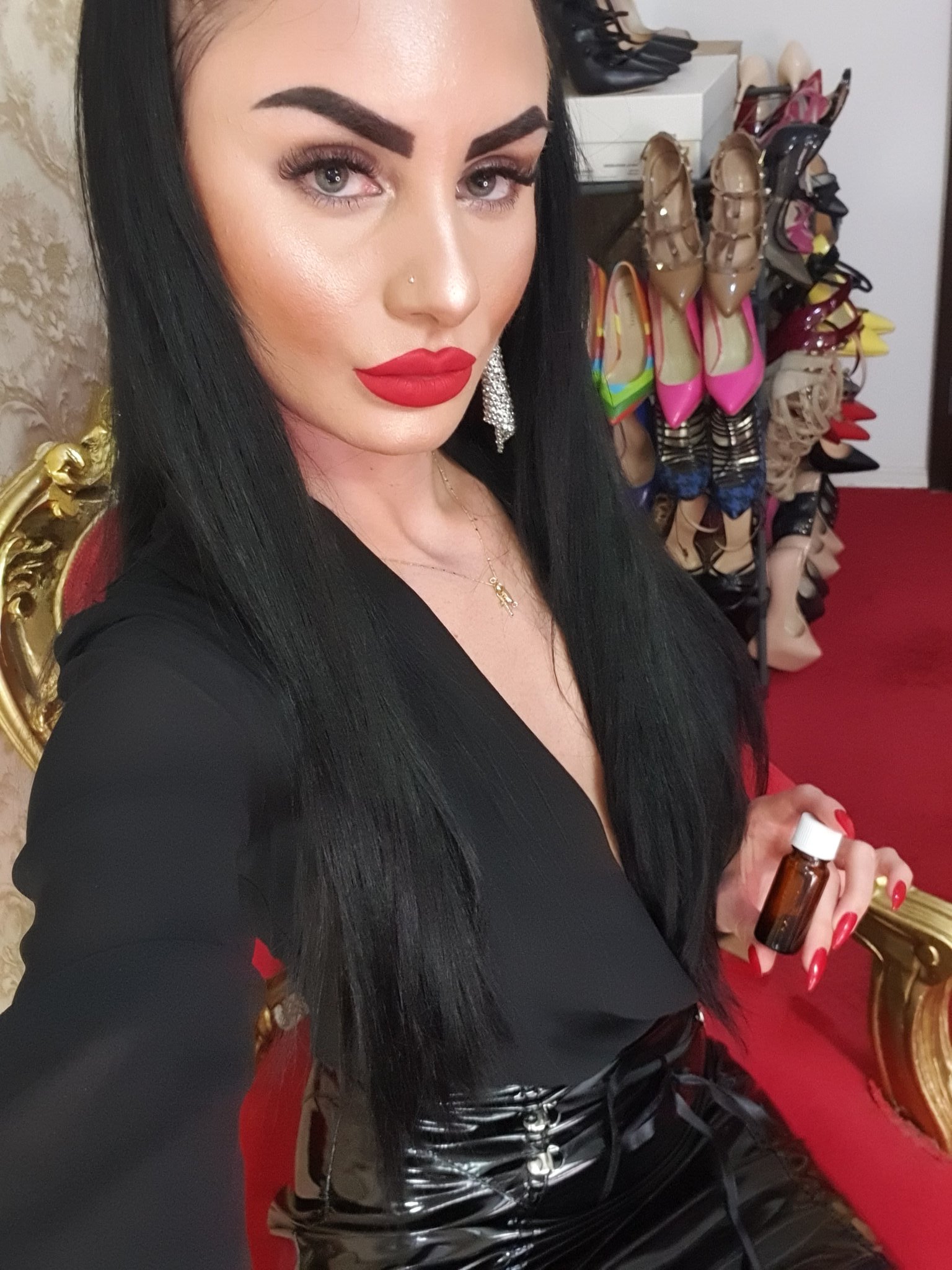 ♀️Goddess Ambra♀️ on X: All My devotees from My exclusive page had  experienced today #FaceFetish #BeautySpell #Mesmerize #TeaseDenial  #FaceBeautyWorship. Everyday a new part of My body for them to  worship,adore & praise.