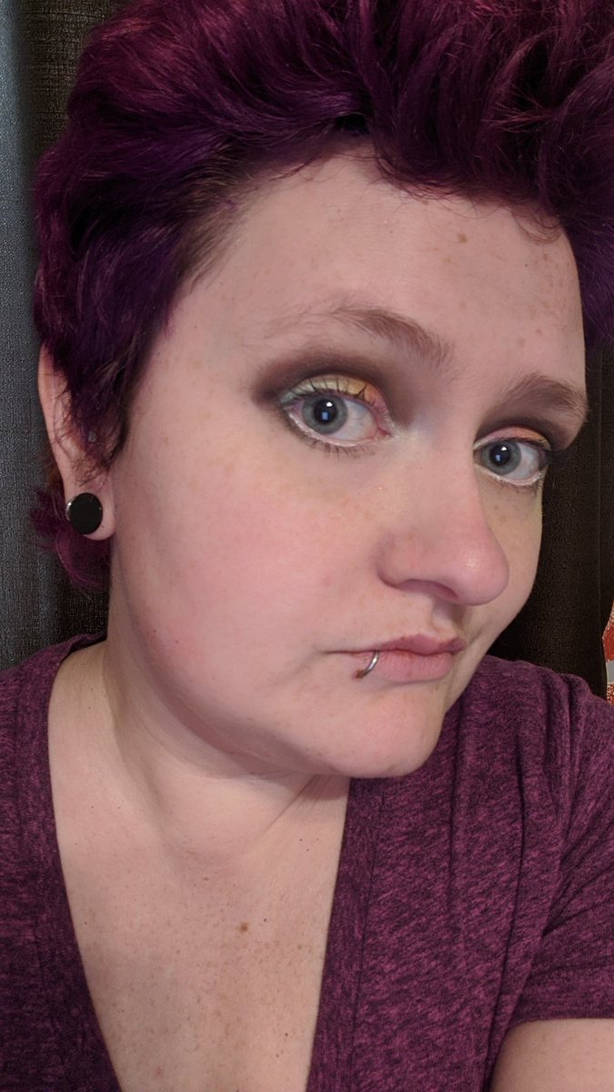 Anne_Bivalent's tweet photo. Who says you can't look nice for your quarantine cam appointment with your therapist? #makeup #rainbow #creasecut #eyeshadow https://t.co/pu5imuDyXV