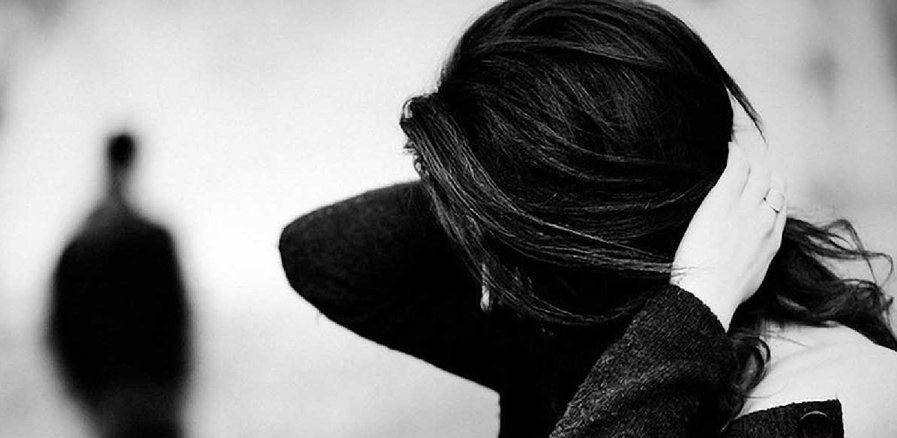 난 일부러 다른 곳으로 시선을 돌려도 보았다.
그러나 어느새 나의 시선은 그를 향해 있었어.
보고 또 보고
이제 그를 보지 않고는 
도저히 살아가는 이유를 못 느낄.거야.