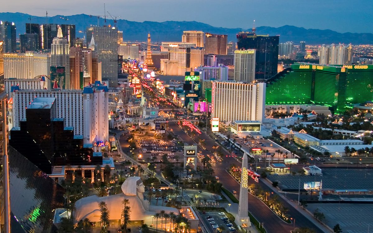 tomrapko's tweet photo. Let’s convert some of these vacant #LasVegas hotels into #Triage centers for overflow patients &amp; harness slack airline capacity. Infrastructure in place, high desert environment (low moisture &amp; 3X UV radiation) seems ideal. @elonmusk @TuckerCarlson @stoolpresidente #CDC https://t.co/SjAN7hPalM