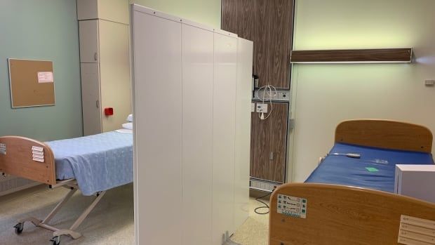 Communitech's tweet photo. Trudeau gives kudos to #WaterlooRegion company for its temporary hospital walls. https://t.co/VjSg5i6WYs | @CBCNews #Trusscore https://t.co/ML1TxJM3My