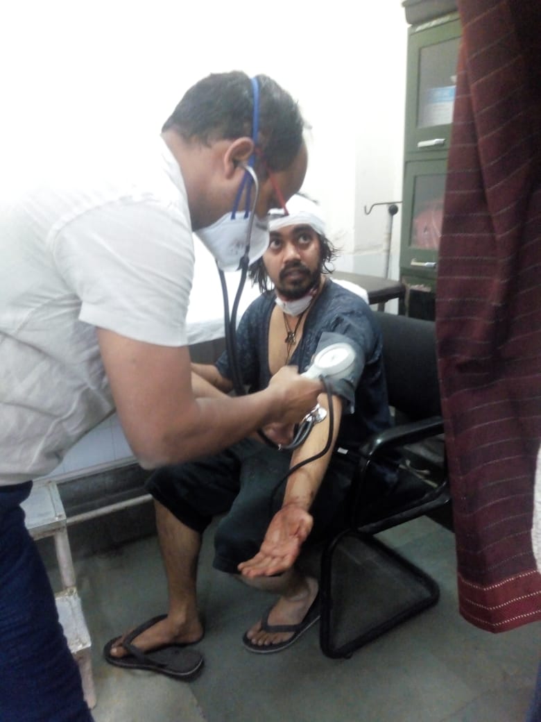 GnupurGnasher's tweet photo. A student was beaten up by PRIVATE SECURITY GUARDS who have no authority whatsoever, because he was trying to leave campus after taking permission from the warden in JNU today. #CyclopsMustGo #JNUSecurityAttacks
@mamidala90 @MLA_NareshYadav https://t.co/Es0DsEWg6O