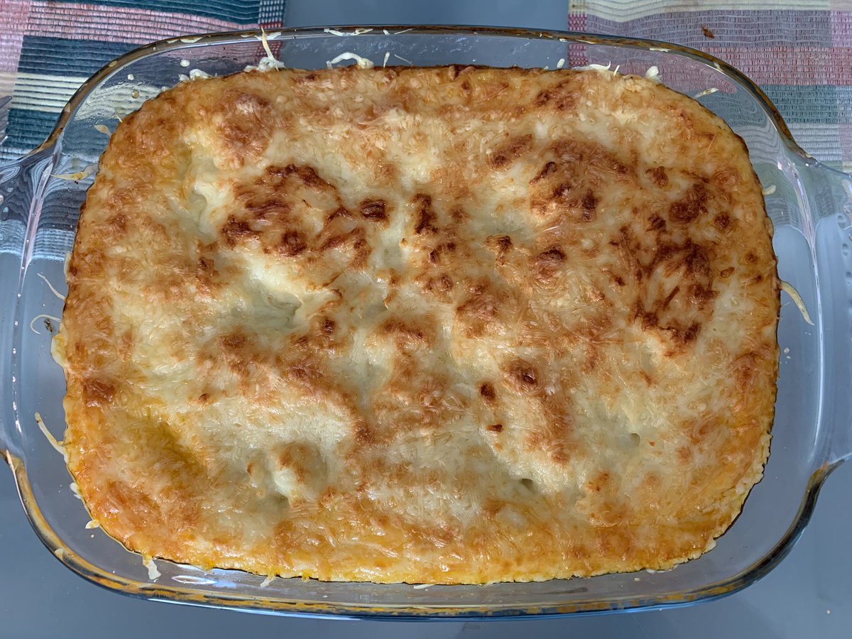 the_neter_'s tweet photo. Aquest diumenge tambè vam cuinar...la cosa va anar de #pastissos!! Shepherd’s pie i pastis de poma https://t.co/6SmclbEL8T