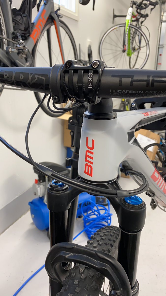 jaeskola's tweet photo. Paketissa saapui projektin Di2-akku emäputkeen viimeinen puuttuva palikka. Vielä keulaan öljyjen vaihto ja sitten kevät saa tulla ja sulattaa lumen ja jään. #mtb #bmc #fs01 #shimano #di2 https://t.co/JvEKvItIEU