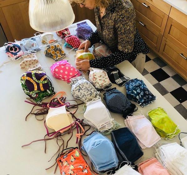 leblogdessoeure's tweet photo. Découvrez notre article sur les masques en tissu:
https://t.co/B4WL7hyCAA
#masques #masqueentissu #confinement #SOLIDARITE https://t.co/yW7ONiitYJ