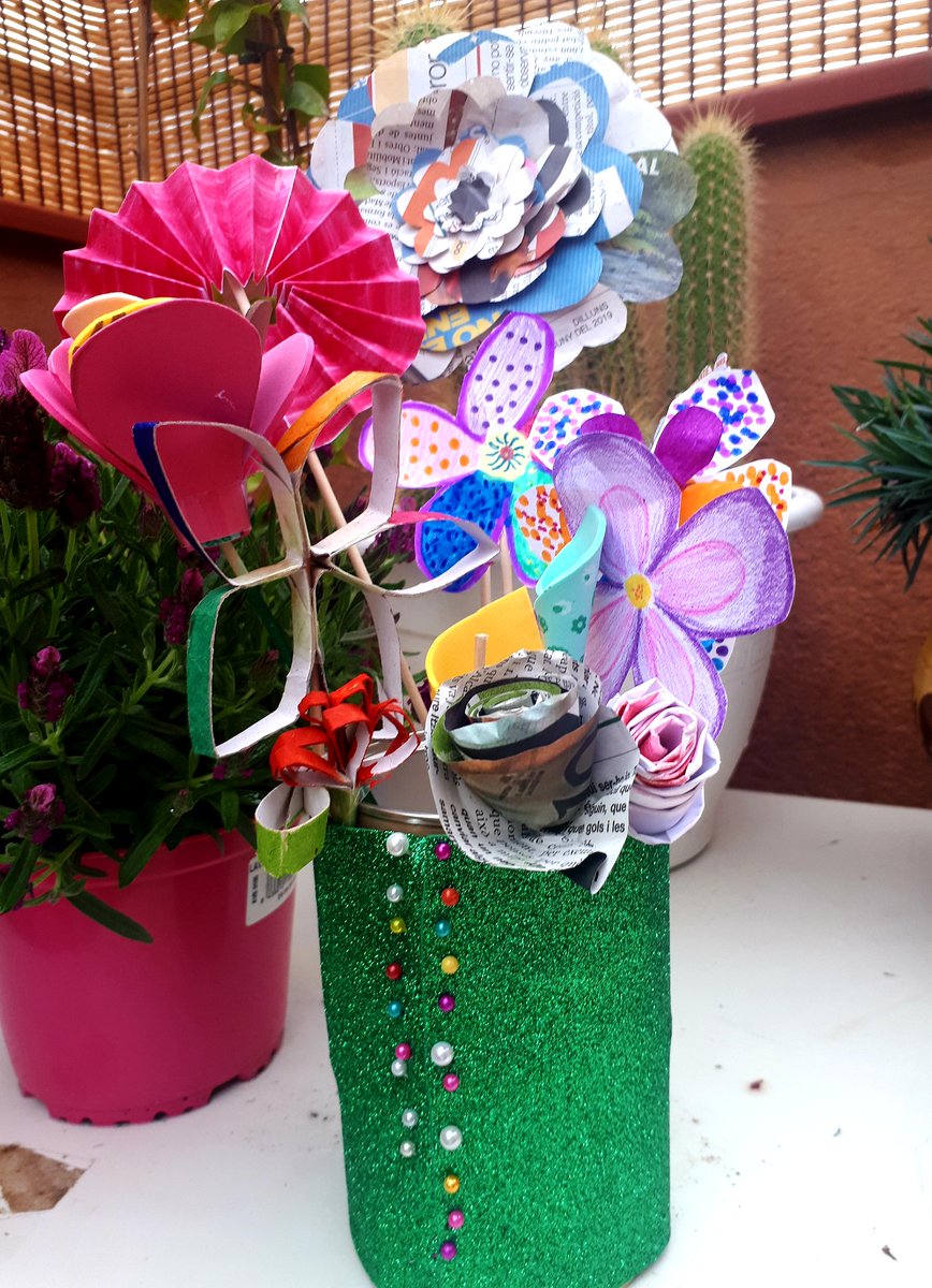 Ha llegado la primavera a nuestra casa...Temps de Flors de la Mara i en Yeray by <a href="/artiescola/">Escola Montserrat Solà Taller d’Art</a>