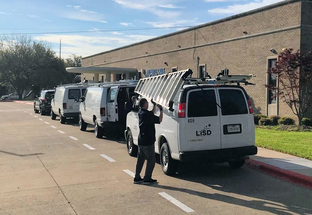 TheColonyPolice's tweet photo. Our School Resource Officers wanted to make you aware that crews from @LewisvilleISD are completing Wifi Hot Spots for those families without internet access. These Hot Spots will be at the same campuses that are providing meals to students. More info: https://t.co/K0zgM12CMj https://t.co/86uXBK00Px