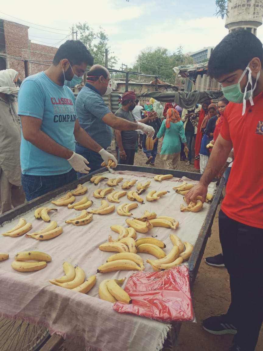 TaxChq's tweet photo. Helping the needy at the time of present situation of crisis by Com. Jintender Kumar Gupta at Faridabad in NWR. https://t.co/j01hBkCw7n