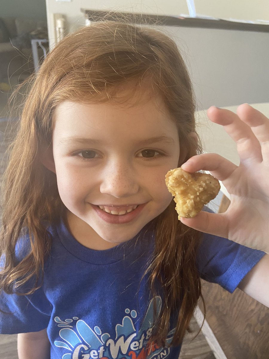 KaileyRestad's tweet photo. So as we eat lunch on our first day of e- learning, Lucy noticed some LOVE in her lunch! #gfschoolsfirstday https://t.co/F2HFHLqEJK