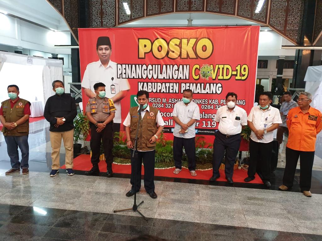 Rabu(1/4/2020) Bupati Pemalang Junaedi di hadapan media massa adakan konferensi pers didampingi Gugus Tugas Penanganan Covid 19 Kabupaten Pemalang di Posko Penanggulangan Covid 19 Kabupaten Pemalang.