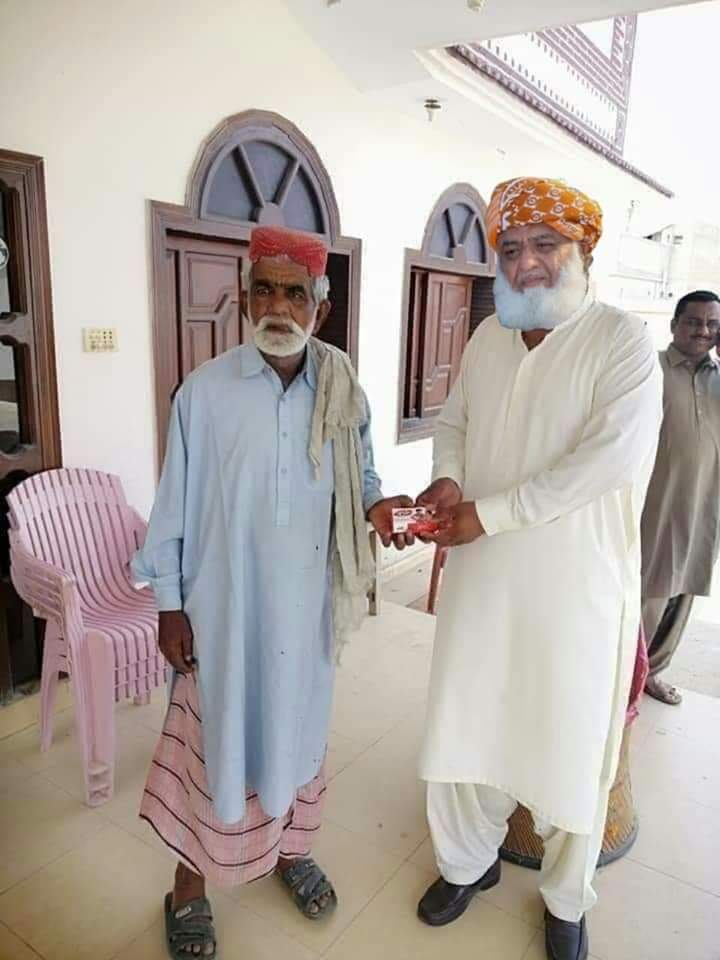 choudri_boota's tweet photo. مؤرخ لکھےگاجب تمام سیاست دان چھُپ کربیٹھےتھےہرطرف ہوکاعالم تھاایسے میں 
ایک مسیحانکلتاہےجسے تم لوگ ڈیزل کہتےہو 
لائف بواۓکی پوری ایک ٹکیہ جی   غریب ہاری کودے کر یہ جاوہ جالیکن کیمرےکی آنکھ نے وہ ایمان افراز لمحہ محفوظ کرلیا
دعوے نہیں کام 😂
#karachi
#Lahore
#ARYTelethonPMfund https://t.co/G6ux7HdH6H