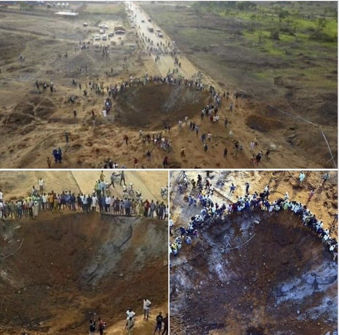 MarcoDeras's tweet photo. ¿Cómo nos recibió Abril? 

Además de la pandemia....

- Cae meteorito en Nigeria
- Canal 5 subiendo sus vídeos perturbadores
- Cadáveres tirados en las calles de Ecuador (Esta si por la pandemia)
- Primer luna de abril pareciera “El Ángel caído” (Lucifer) 
- Sismo de 6.5 en EUA https://t.co/CcXCQCNBIr