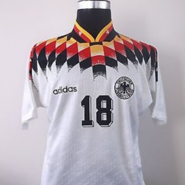 Autre changement important : le nom des joueurs sur les maillots et le numéro inscrit au milieu.Beaucoup de maillots collectors du coup, des couleurs flashy et une typographie restée dans les mémoires.C'était une révolution.