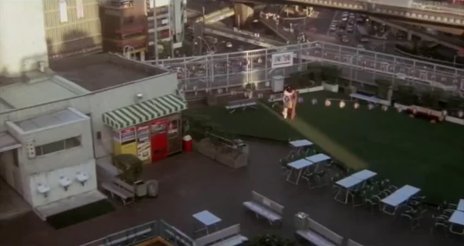 Galbraithian 東急 東横店が登場する映画というと 個人的には チ ン ピ ラ 川島透監督 1984年 を思い出す 作中 東館 は一足先に解体済み の屋上 が 主人公のふたりのチンピラが語り合う場所として何度も登場する ラストシーンは 屋上は東横店