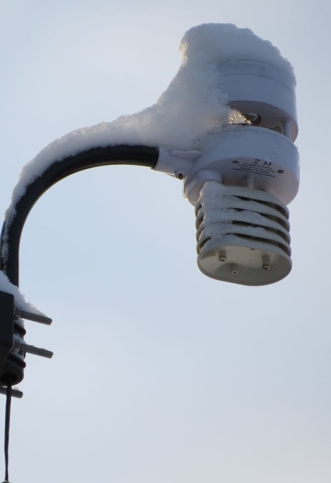MeteoprognozaPL's tweet photo. Wczorajsze opady mokrego, lepkiego śniegu pozwoliły na przetestowanie anemometru ultrasonicznego WS80 firmy Ecowitt z układem grzejnym. W tych warunkach pomiar wiatru jednak odbył się bez żadnych przerw i zakłóceń.
#ecowitt #ws80 #ultrasonicanemometer #anemometer #weatherstation https://t.co/1bfncfBCx1