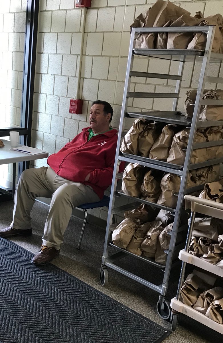 CdaleClovers's tweet photo. We can't say enough about the CCSC Food Service Department who are continuing to work hard in order to provide healthy meals to our Cloverdale students! Thank you so much for all you are doing! 🍀❤️ #SuccessforEveryone #CloverStrong #WeveGotThis https://t.co/L1bzFgdEGV