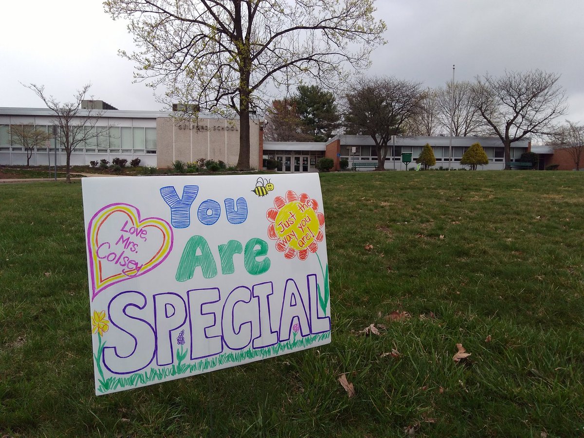 MrsColsey's tweet photo. Signs of encouragement! Love you Gators! #gatorsdeserveit20 @GuilfordEle https://t.co/beQjHyiEL5