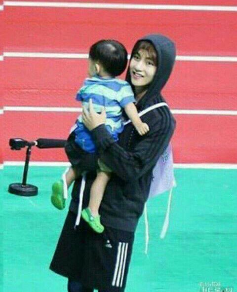 Taehyung with kids— a thread